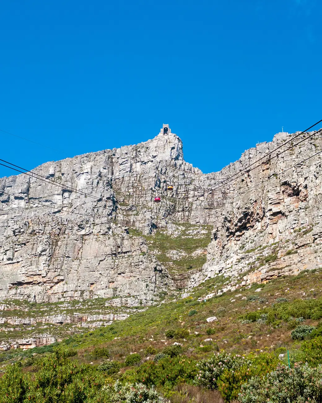 A Table Mountain e o bondinho vistos da base, na Cidade do Cabo