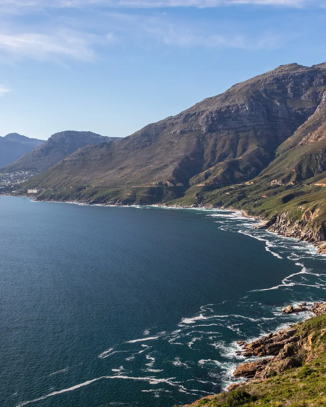 As montanhas da Península do Cabo caindo no oceano, perto de Hout Bay