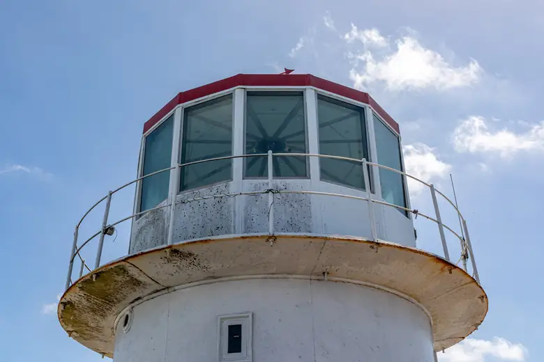O farol de Cape Point sobre os penhascos da península