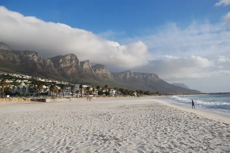 A praia de Camps Bay com os Doze Apóstolos ao fundo