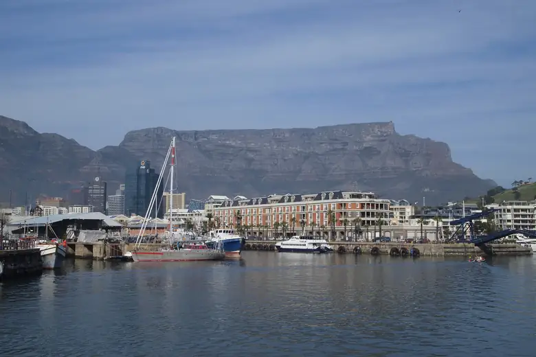 O porto do Victoria & Alfred Waterfront, com a Table Mountain ao fundo