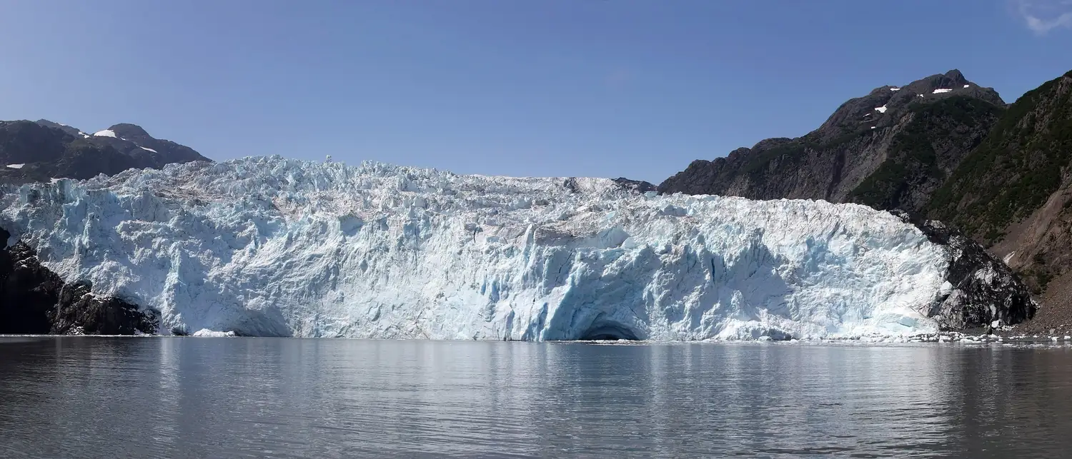 Panorama do glaciar Aialik desaguando no mar em Kenai Fjords