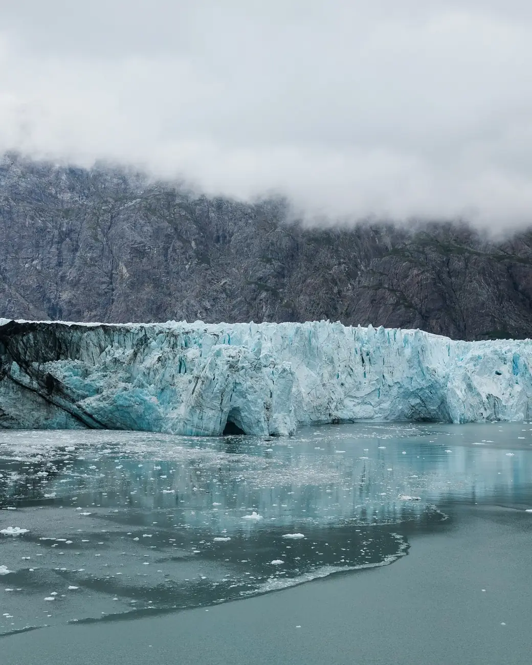 Parede de gelo do glaciar Margerie encontrando o mar em Glacier Bay