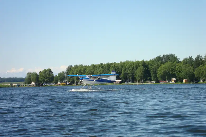 Hidroavião taxiando no Lake Hood, em Anchorage