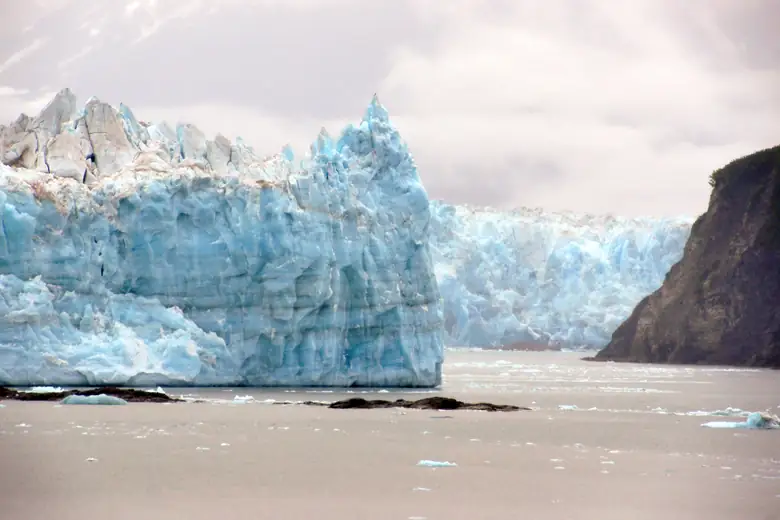 Frente de gelo azul do glaciar Hubbard sobre o mar