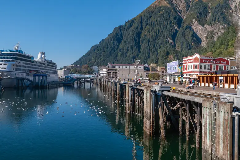 Porto de Juneau com navio atracado e montanhas verdes ao fundo