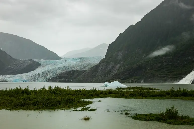 Glaciar Mendenhall descendo até o lago com iceberg e cachoeira