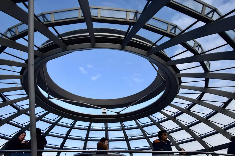 Interior da cúpula de vidro do Reichstag, com a rampa em espiral