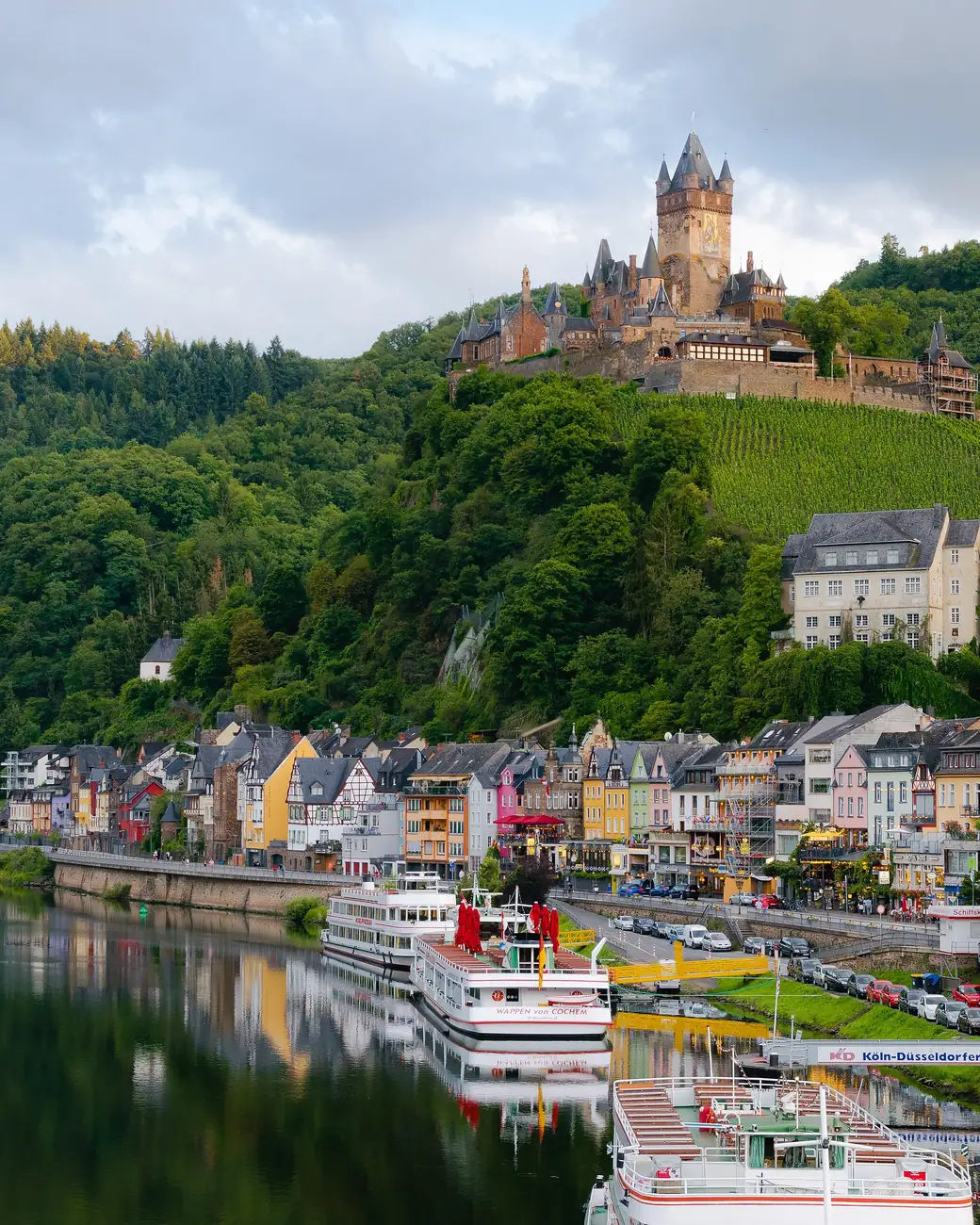 Castelo imperial de Cochem sobre vinhedos e casario colorido à beira do rio Mosela