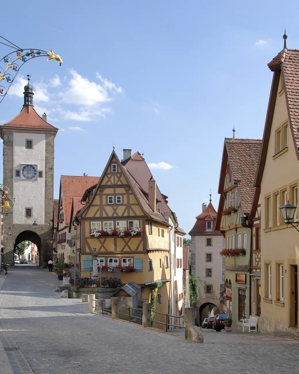Casario enxaimel do Plönlein, em Rothenburg ob der Tauber, com a torre do portão ao fundo