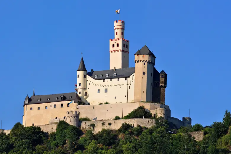 Castelo de Marksburg no alto da colina, sobre o vale do Reno