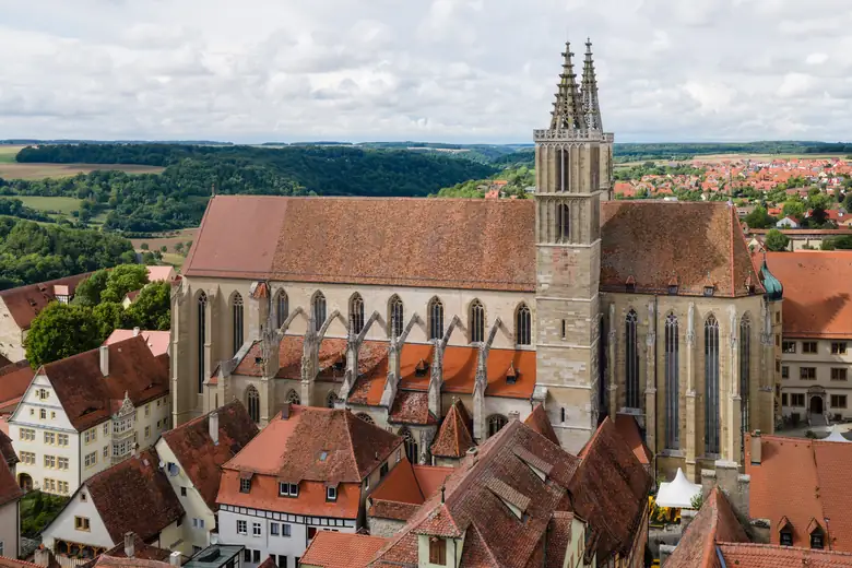 Telhados e a igreja de São Tiago vistos do alto das muralhas de Rothenburg