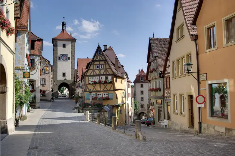 O Plönlein de Rothenburg, com casa de enxaimel amarela entre duas torres medievais
