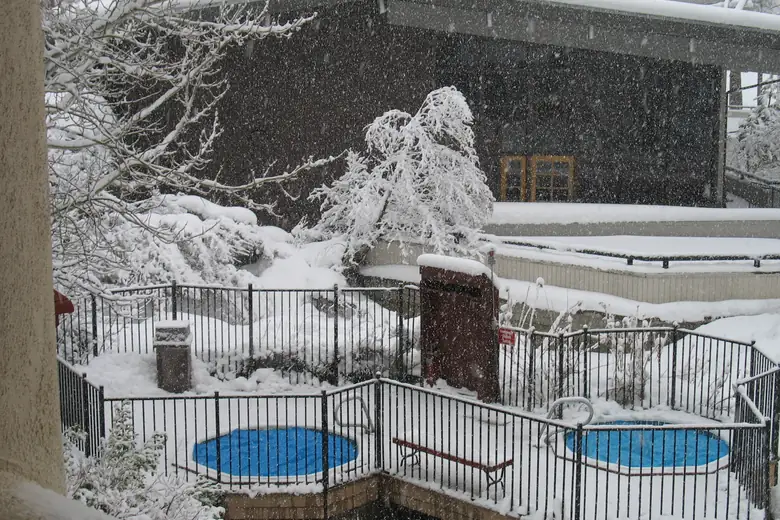 Banheiras aquecidas ao ar livre em meio à neve