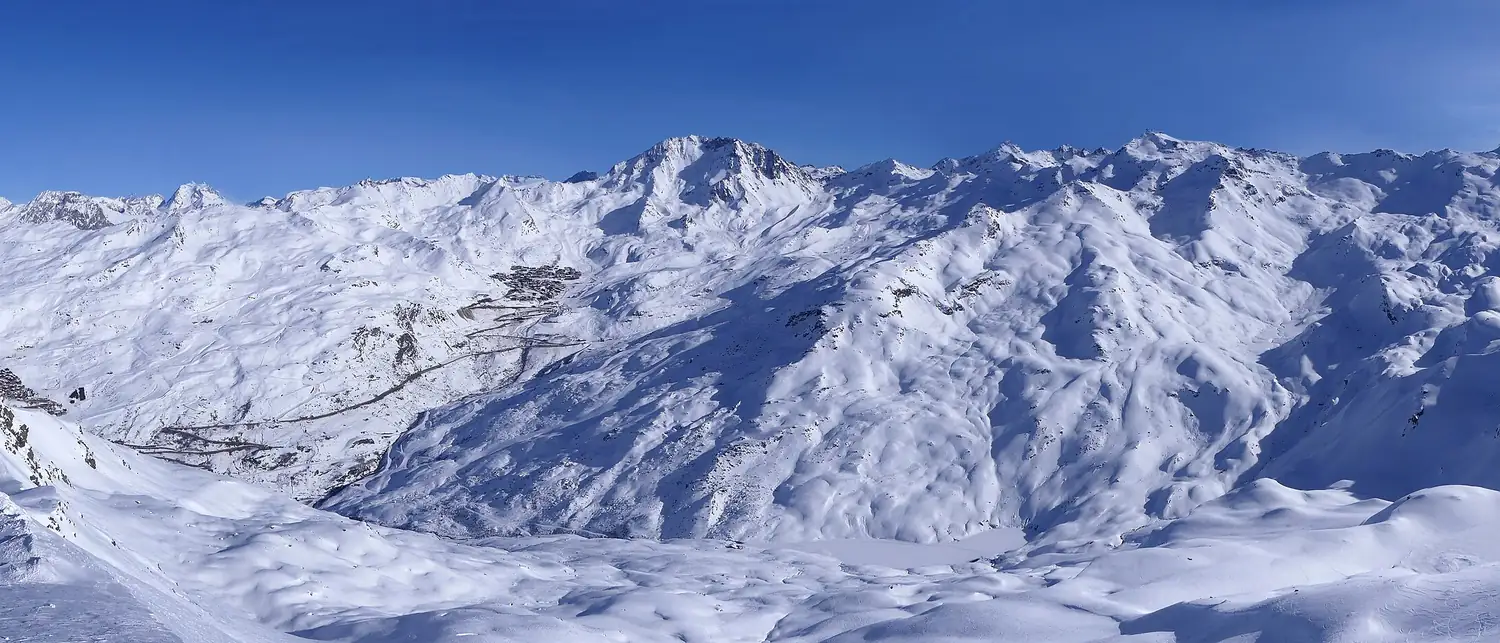 Panorama do domínio dos 3 Vallées sob o sol de inverno