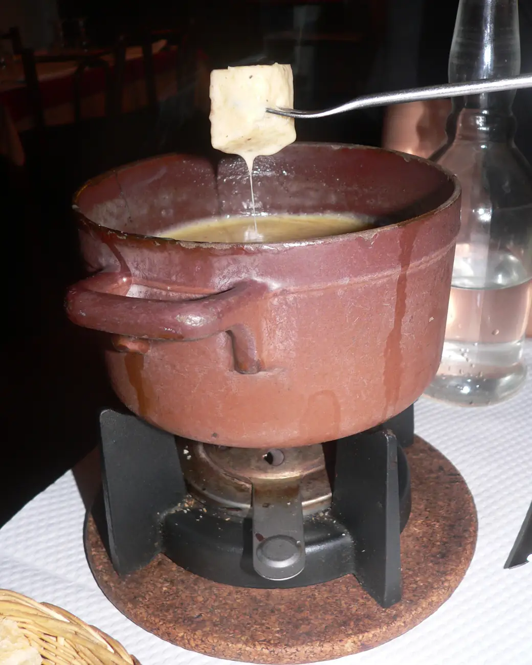 Fondue savoiarda tradicional servida à mesa