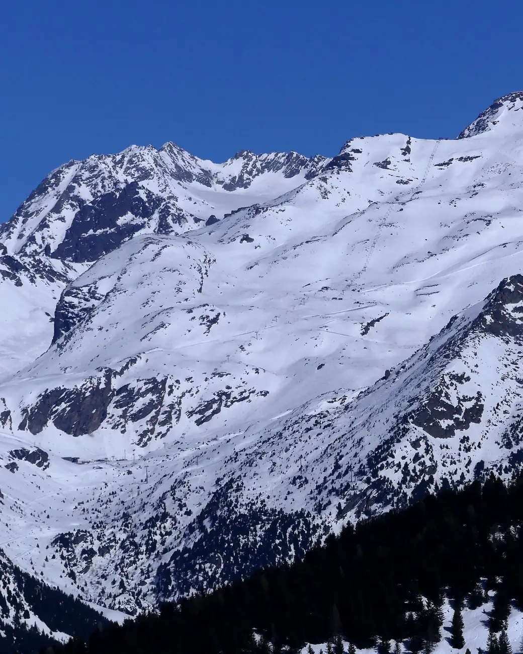 Pistas e teleféricos dos 3 Vallées serpenteando entre picos nevados