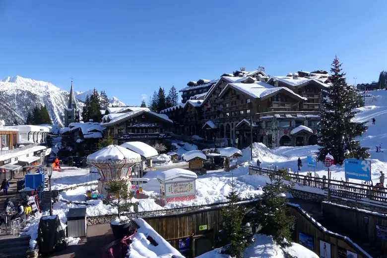 Front de neige de Courchevel 1850 com esquiadores chegando ao vilarejo