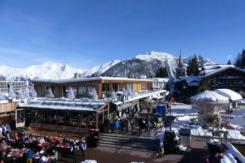 Terraços de restaurantes de Courchevel 1850 ao meio-dia