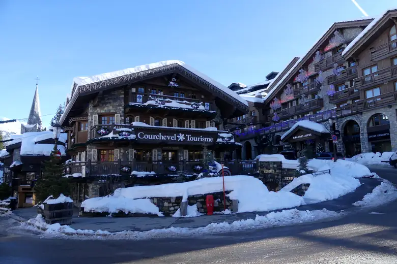 Arquitetura de chalé savoiardo no coração de Courchevel