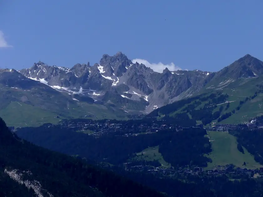 Os cumes de Courchevel no verão, sobre o vale verde