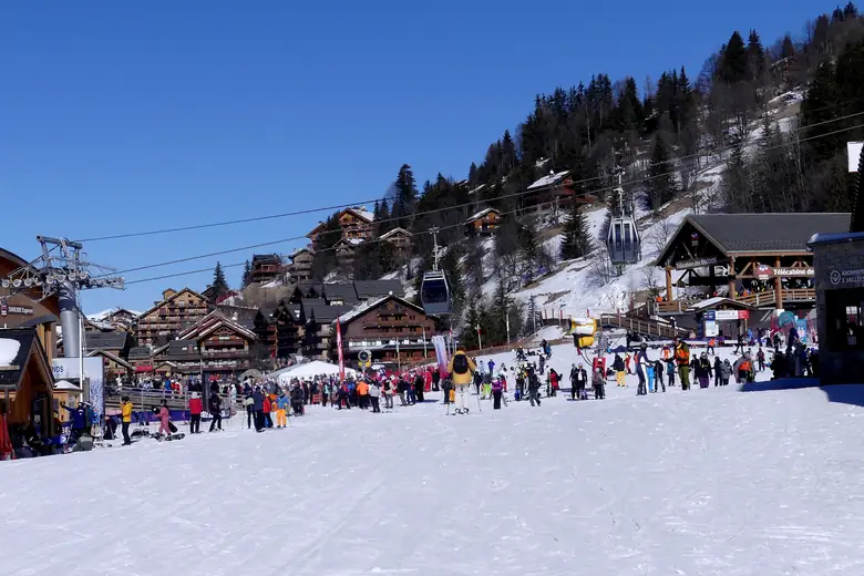 Telhados de ardósia dos chalés de Méribel sob a neve