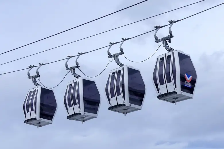 Gôndolas modernas sobre as pistas dos Alpes Franceses
