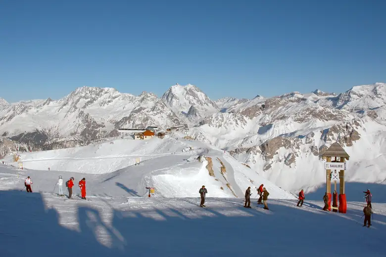 Esquiadores no alto do domínio, entre Courchevel e Méribel