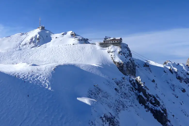 Teleférico subindo à Saulire sobre o vale nevado