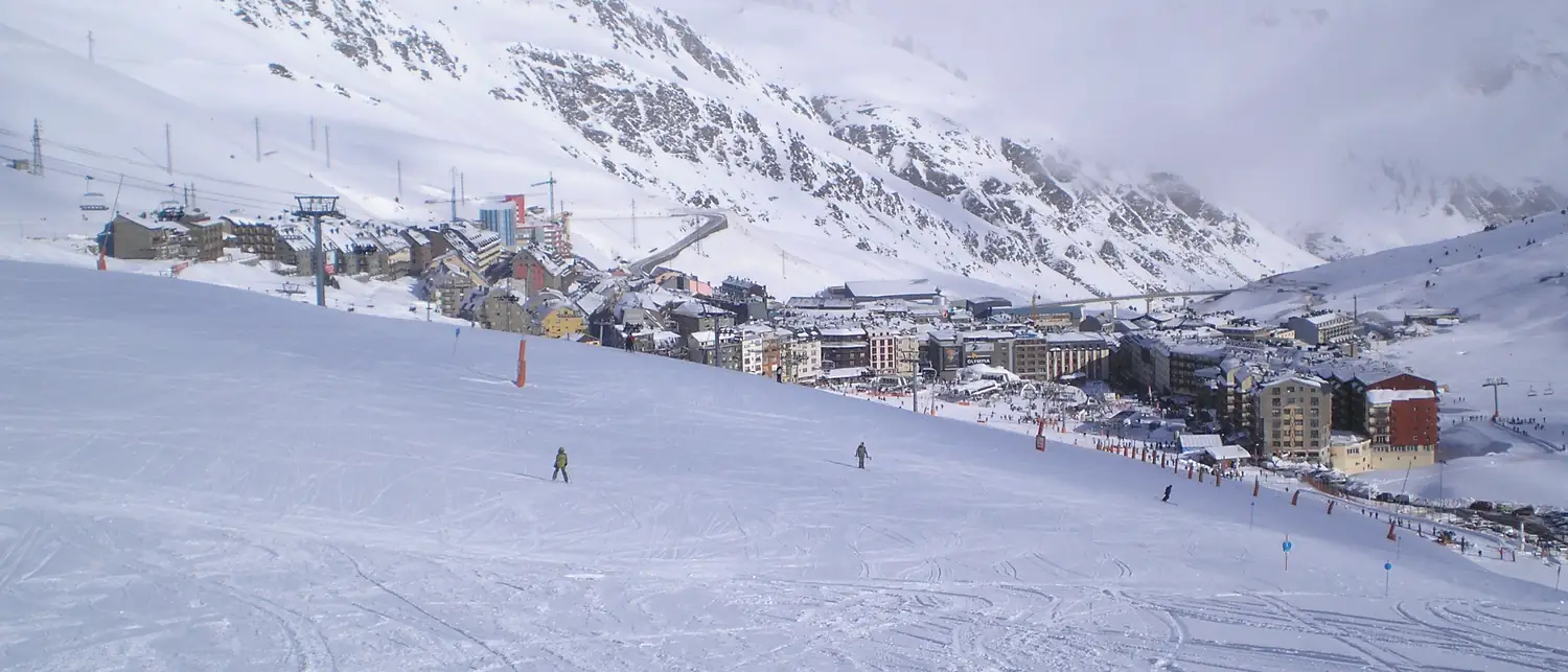 Panorama das montanhas nevadas dos Pireneus de Andorra