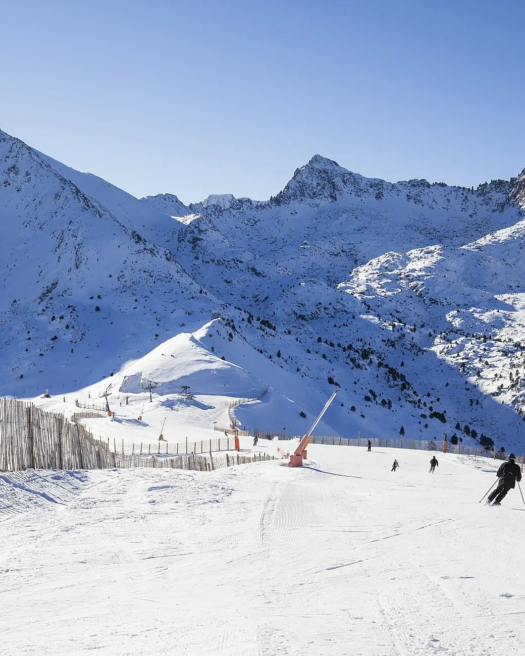 Pistas de esqui de Grandvalira cortando as montanhas nevadas de Andorra