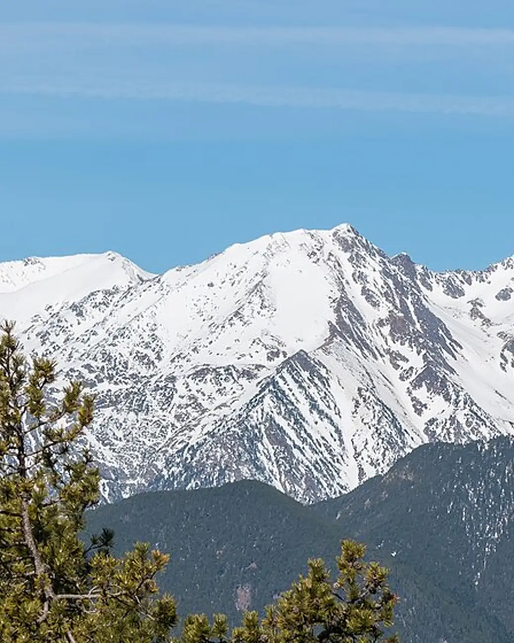 Montanhas de Ordino-Arcalís cobertas de neve no noroeste de Andorra