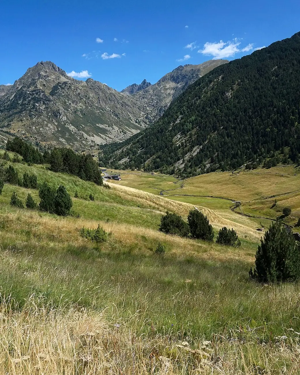 Lagos de altitude e montanhas verdes de Andorra no verão