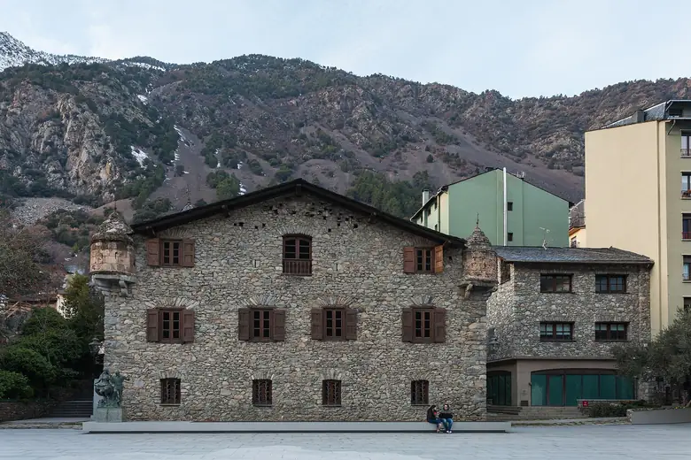 Fachada de pedra da Casa de la Vall em Andorra la Vella