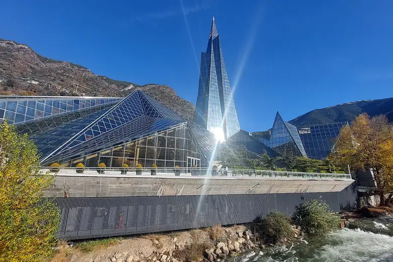 Torre de vidro de Caldea iluminada em Escaldes-Engordany