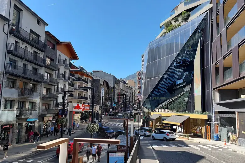 Avenida comercial iluminada no centro de Andorra la Vella