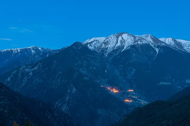 Montanhas de Grandvalira ao entardecer com neve dourada