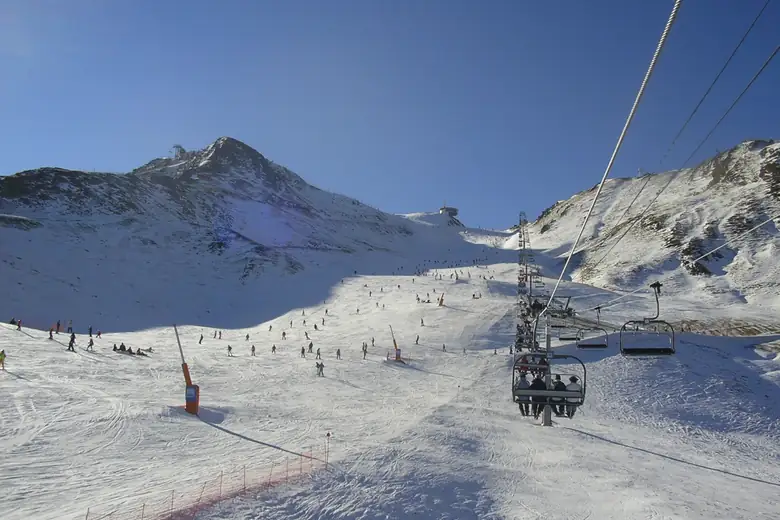 Esquiador descendo pista de neve preparada em Grandvalira