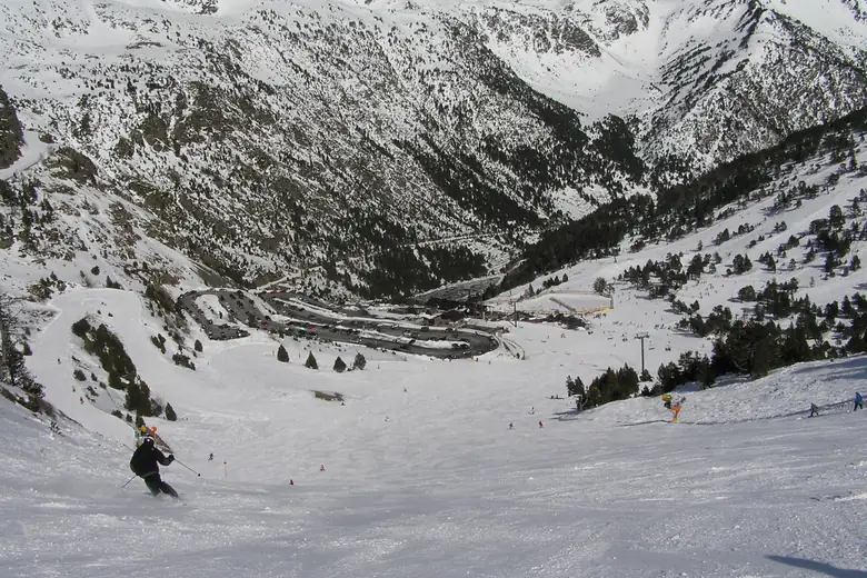 Neve profunda e cristas altas em Ordino-Arcalís