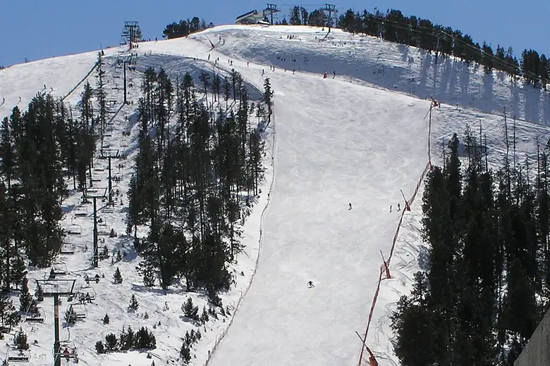 Pistas de esqui de Pal Arinsal entre bosques nevados