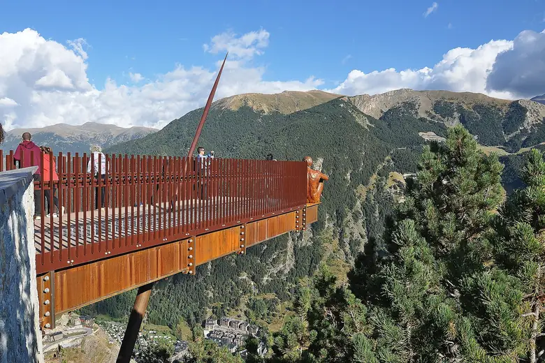 Mirante suspenso sobre o vale de Canillo em Andorra