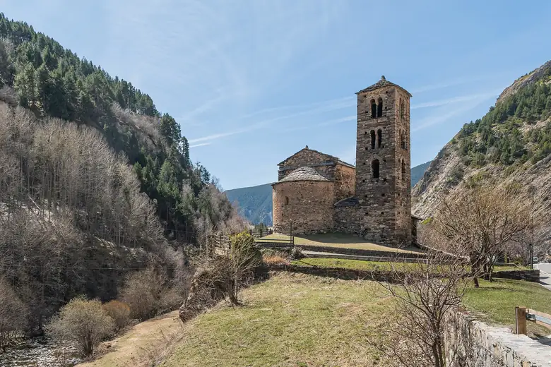 Igreja românica de pedra com campanário em Andorra