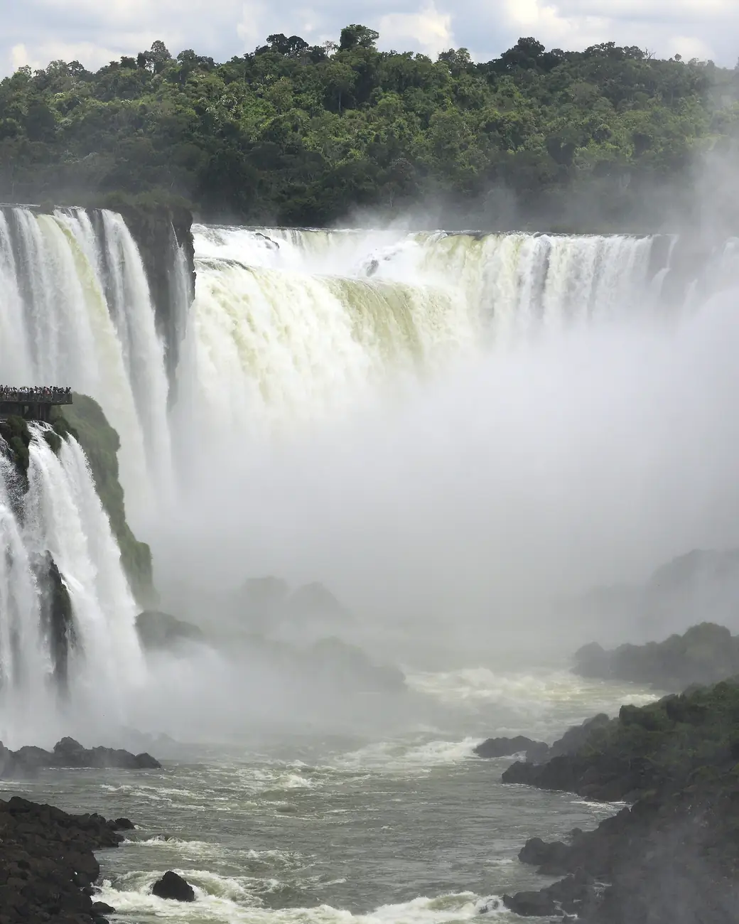 A Garganta del Diablo levantando névoa nas Cataratas do Iguazú