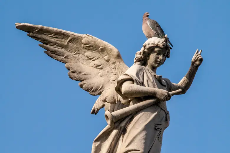 Escultura de anjo no Cemitério da Recoleta, em Buenos Aires, contra o céu azul