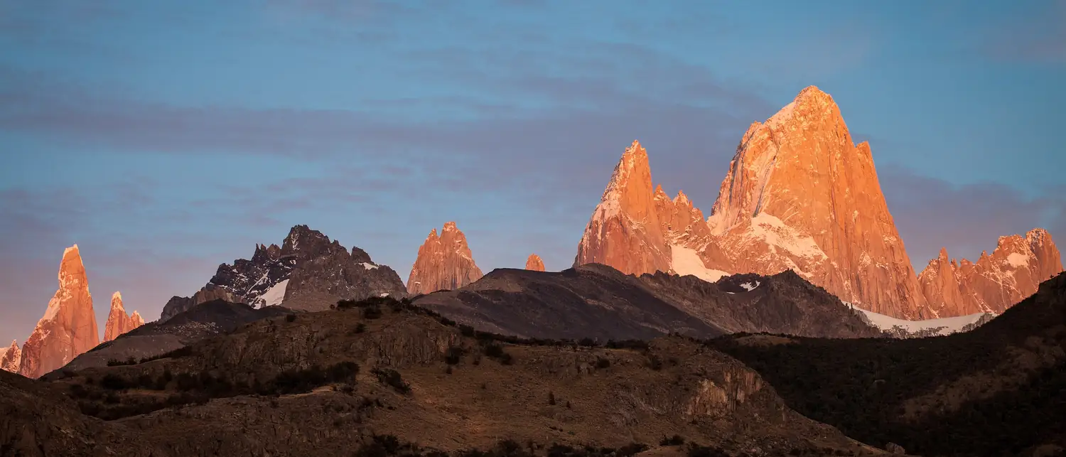 O maciço do Fitz Roy dourado pelo amanhecer, visto de El Chaltén