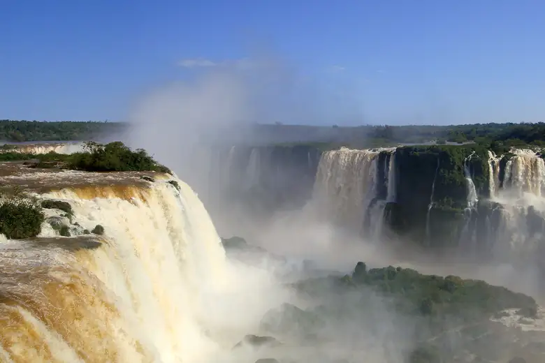 A borda da Garganta del Diablo vista do alto, com o rio Iguazú despencando em névoa