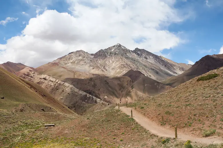 Trilha no Parque Provincial Aconcagua entre montanhas coloridas dos Andes