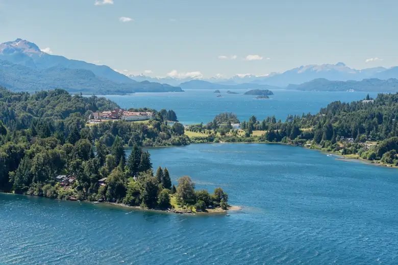 Lagos e florestas de Bariloche vistos do alto, com os Andes no horizonte