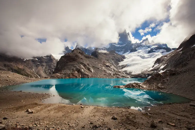 Laguna de los Tres com águas turquesa aos pés do maciço do Fitz Roy