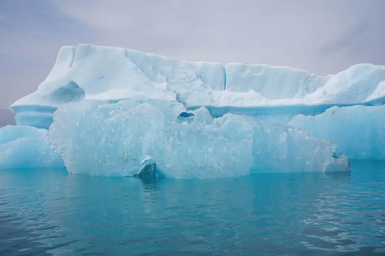 Icebergs flutuando na lagoa glacial de Jökulsárlón